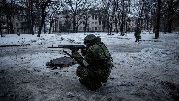 Ополченец в Киевском районе Донецка. 22 января 2015. Архивное фото Ополченец в Киевском районе Донецка. 22 января 2015. Архивное фото