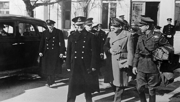 После совещания группа английских офицеров выходит из здания штаба Черноморского флота в городе Севастополе После совещания группа английских офицеров выходит из здания штаба Черноморского флота в городе Севастополе