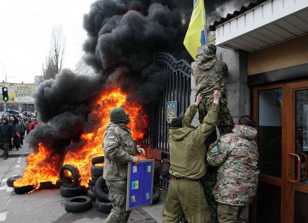 Военнослужащие из батальона Айдар снимают украинский флаг со здания Министерства обороны Украины Военнослужащие из батальона Айдар снимают украинский флаг со здания Министерства обороны Украины