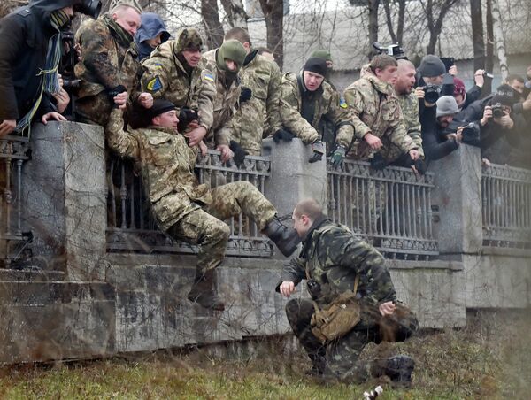 Военнослужащий Минобороны Украины пытается задержать бойца батальона Айдар Военнослужащий Минобороны Украины пытается задержать бойца батальона Айдар