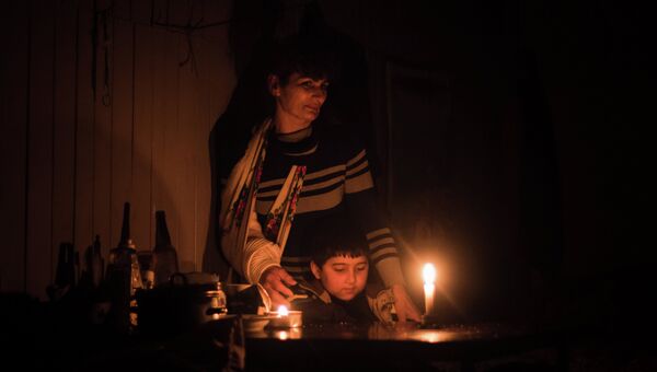Жители поселка Марьинка Донецкой области в бомбоубежище Жители поселка Марьинка Донецкой области в бомбоубежище