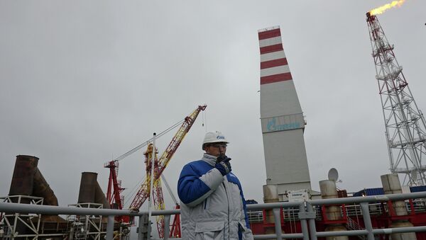 Сотрудник ледостойкой нефтяной платформы Приразломная, предназначенной для разработки Приразломного месторождения в Печорском море Сотрудник ледостойкой нефтяной платформы Приразломная, предназначенной для разработки Приразломного месторождения в Печорском море