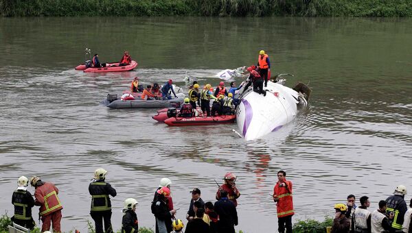 Спасательная операция на месте крушения самолета TransAsia Airways в Тайбэе, 4 февраля 2015 Спасательная операция на месте крушения самолета TransAsia Airways в Тайбэе, 4 февраля 2015