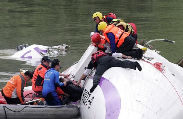 Спасательная операция на месте крушения самолета TransAsia Airways в Тайбэе, 4 февраля 2015 Спасательная операция на месте крушения самолета TransAsia Airways в Тайбэе, 4 февраля 2015