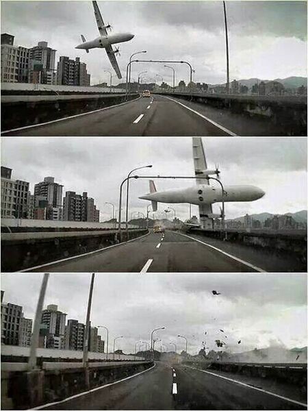 Момент падения самолета TransAsia Airways в Тайбэе, снятый на видеорегистратор Момент падения самолета TransAsia Airways в Тайбэе, снятый на видеорегистратор