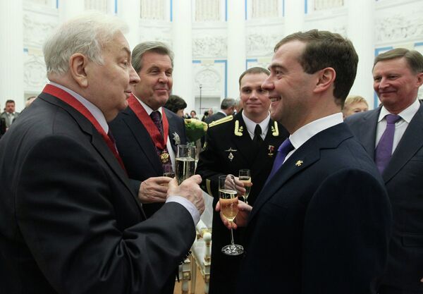 Дмитрий Медведев и артист Московского академического театра сатиры Михаил Державин Дмитрий Медведев и артист Московского академического театра сатиры Михаил Державин