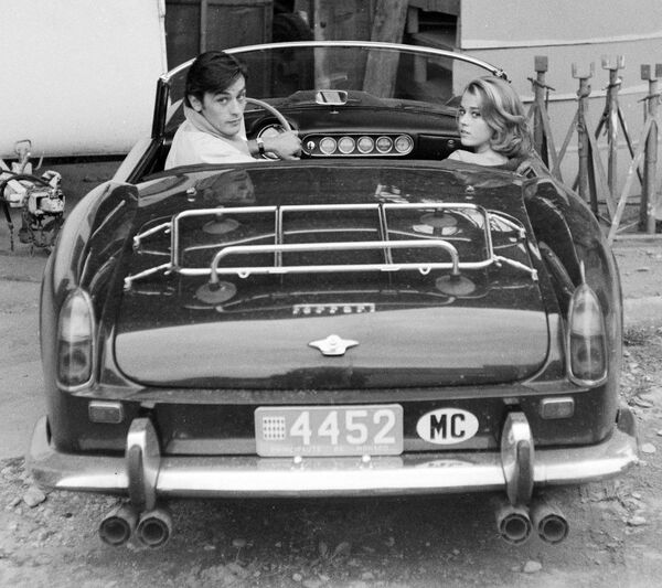 Ален Делон и Джейн Фонда в автомобиле Ferrari 250 Ален Делон и Джейн Фонда в автомобиле Ferrari 250