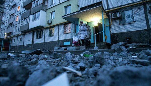 Люди выходят на дорогу, поврежденную в результате обстрела Донецка 4 февраля 2015 Люди выходят на дорогу, поврежденную в результате обстрела Донецка 4 февраля 2015