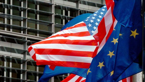 Флаги США и Евросоюза перед штаб-квартирой Европейской комиссии в Брюсселе. Архивное фото Флаги США и Евросоюза перед штаб-квартирой Европейской комиссии в Брюсселе. Архивное фото