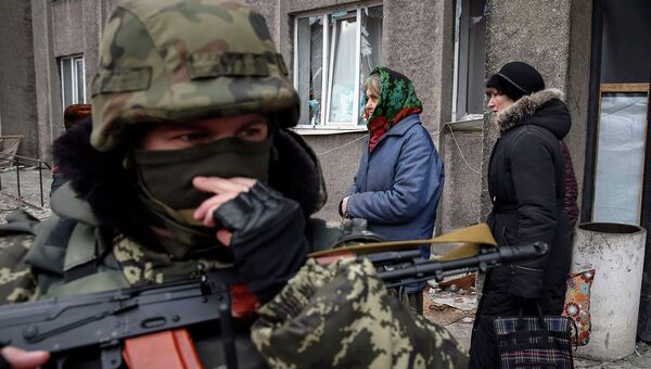 Украинский солдат и мирные жители, 5 февраля 2015 Украинский солдат и мирные жители, 5 февраля 2015
