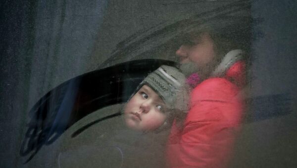 Женщина с ребеноком в автобусе перед отъездом из Дебальцево Женщина с ребеноком в автобусе перед отъездом из Дебальцево