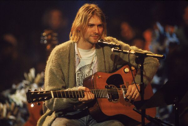 Музыкант Курт Кобейн во время концерта MTV Unplugged в Нью-Йорке Музыкант Курт Кобейн во время концерта MTV Unplugged в Нью-Йорке