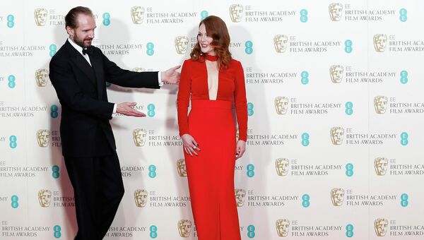 Ральф Файнс и Джулианна Мур на церемонии вручения премии BAFTA Ральф Файнс и Джулианна Мур на церемонии вручения премии BAFTA