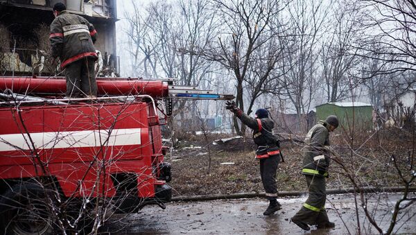 Пожарные у дома, расположенного недалеко от обстрелянного химического завода в Донецке Пожарные у дома, расположенного недалеко от обстрелянного химического завода в Донецке
