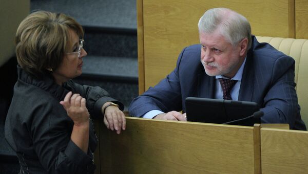 Первый заместитель председателя комитета Государственной Думы РФ по бюджету и налогам Оксана Дмитриева и лидер Справедливой России Сергей Миронов на заседании Государственной Думы РФ. Архивное фото Первый заместитель председателя комитета Государственной Думы РФ по бюджету и налогам Оксана Дмитриева и лидер Справедливой России Сергей Миронов на заседании Государственной Думы РФ. Архивное фото