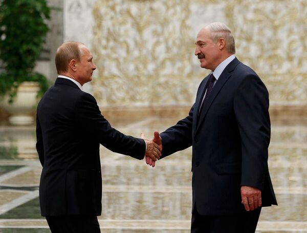 Президент России Владимир Путин и президент Белоруссии Александр Лукашенко во время встречи во Дворце независимости в Минске Президент России Владимир Путин и президент Белоруссии Александр Лукашенко во время встречи во Дворце независимости в Минске