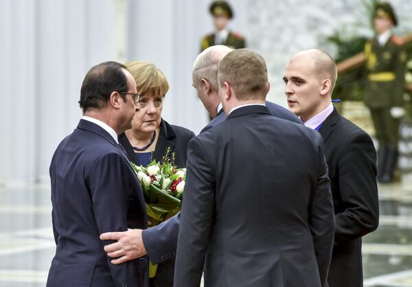 Президент Франции Франсуа Олланд, канцлер Германии Ангела Меркель и президент Белоруссии Александр Лукашенко во Дворце независимости в Минске Президент Франции Франсуа Олланд, канцлер Германии Ангела Меркель и президент Белоруссии Александр Лукашенко во Дворце независимости в Минске