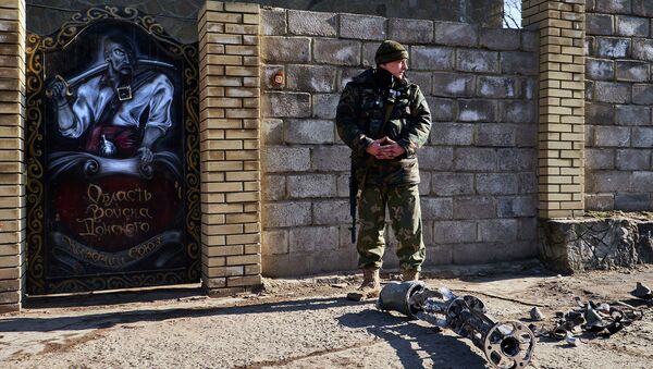 Ополченец возле обломков снаряда, выпущенного со стороны позиций ВСУ. Архивное фото Ополченец возле обломков снаряда, выпущенного со стороны позиций ВСУ. Архивное фото