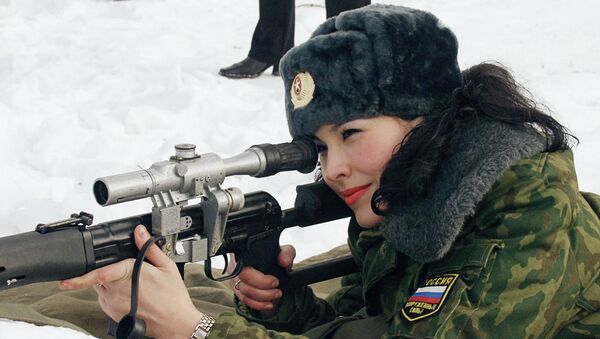 Тренируют девушку для российской армии