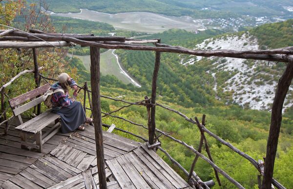 Вид на Шульскую долину со стороны пещерного монастыря Шулдан в Крыму Вид на Шульскую долину со стороны пещерного монастыря Шулдан в Крыму