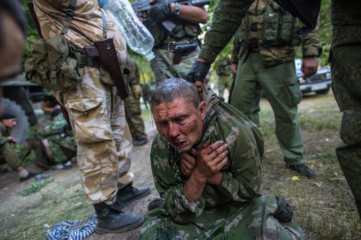 Украинский десантник, взятый в плен в ходе боя за город Шахтерск Украинский десантник, взятый в плен в ходе боя за город Шахтерск