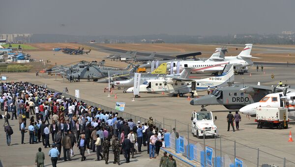 Посетители авиасалона Aero India 2015 в Бангалоре. Архивное фото Посетители авиасалона Aero India 2015 в Бангалоре. Архивное фото