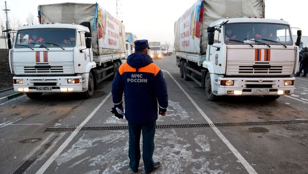 Грузовые автомобили с российской гуманитарной помощью для жителей Донбасса на КПП Донецк Грузовые автомобили с российской гуманитарной помощью для жителей Донбасса на КПП Донецк