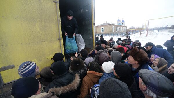 Жители Чернухино получают гуманитарную помощь. 20 февраля 2015 Жители Чернухино получают гуманитарную помощь. 20 февраля 2015