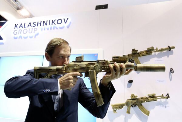 Министр промышленности и торговли РФ Денис Мантуров у стенда концерна Калашников на выставке оборонной промышленности IDEX-2015 в Абу-Даби Министр промышленности и торговли РФ Денис Мантуров у стенда концерна Калашников на выставке оборонной промышленности IDEX-2015 в Абу-Даби