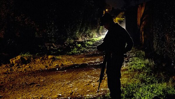 Колумбийский полицейский дежурит на месте обнаружения трупов Колумбийский полицейский дежурит на месте обнаружения трупов