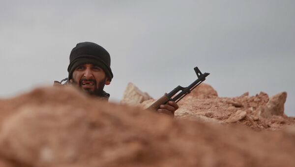 Боец прячется в укрытии во время боев за город Рас-Лануф. архивное фото Боец прячется в укрытии во время боев за город Рас-Лануф. архивное фото