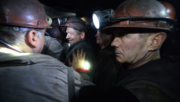 Шахтеры поднимаются на поверхность после смены на шахте имени С.П. Ткачука в городе Харцызске Шахтеры поднимаются на поверхность после смены на шахте имени С.П. Ткачука в городе Харцызске