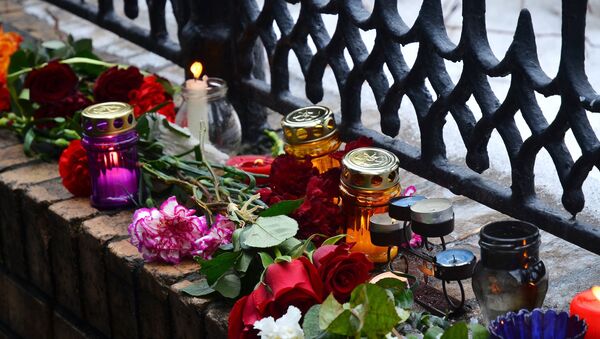 Цветы на месте убийства политика Бориса Немцова Цветы на месте убийства политика Бориса Немцова