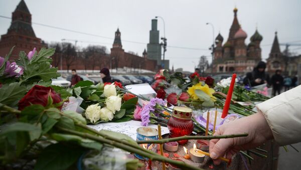 Цветы на месте убийства политика Бориса Немцова Цветы на месте убийства политика Бориса Немцова