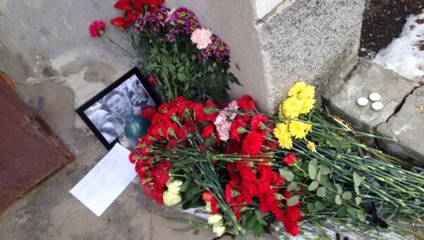 Возле дома, где жил Борис Немцов в Нижнем Новгороде на ул. Агрономическая Возле дома, где жил Борис Немцов в Нижнем Новгороде на ул. Агрономическая