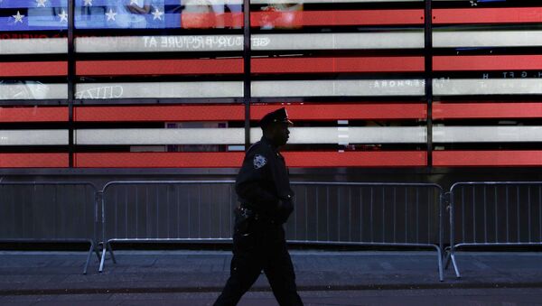 Полицейский на улице в Нью-Йорке, США. Архивное фото Полицейский на улице в Нью-Йорке, США. Архивное фото