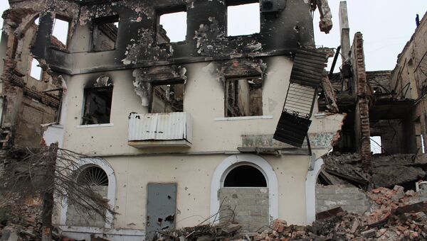 Жилой многоквартирный дом, разрушенный в результате обстрелов во время боевых действий в городе Углегорске. Архивное фото Жилой многоквартирный дом, разрушенный в результате обстрелов во время боевых действий в городе Углегорске. Архивное фото