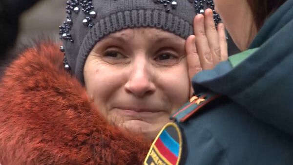 Родственники горняков приехали на шахту в Донецке, где произошел взрыв Родственники горняков приехали на шахту в Донецке, где произошел взрыв