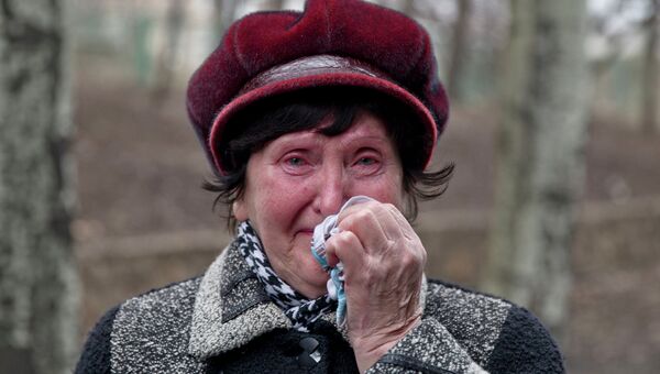 Взрыв на шахте Засядько. Близкие шахтеров возле шахты. Архивное фото Взрыв на шахте Засядько. Близкие шахтеров возле шахты. Архивное фото