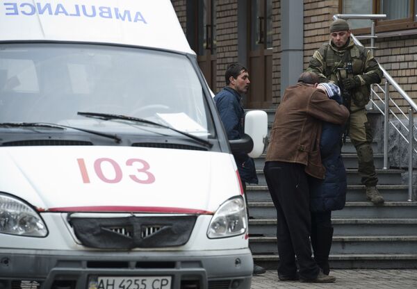 Взрыв на шахте Засядько. Близкие шахтеров возле шахты Взрыв на шахте Засядько. Близкие шахтеров возле шахты
