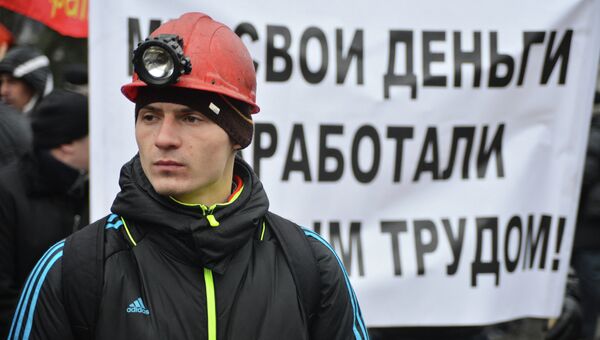Участник акции протеста шахтеров у здания Верховной рады Украины. Архивное фото Участник акции протеста шахтеров у здания Верховной рады Украины. Архивное фото