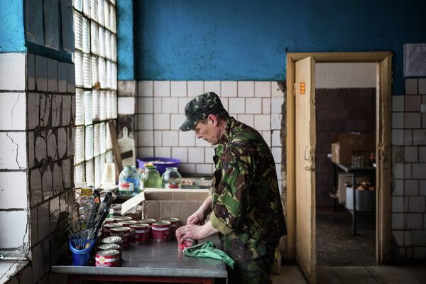 Ополченец ДНР готовит еду в штабе батальона Кальмиус Ополченец ДНР готовит еду в штабе батальона Кальмиус