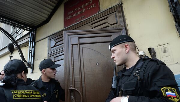 Сотрудники Службы судебных приставов у здания Басманного суда Москвы. Архивное фото Сотрудники Службы судебных приставов у здания Басманного суда Москвы. Архивное фото