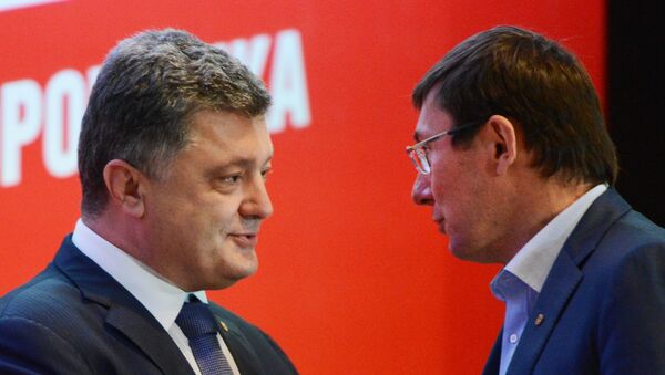 Президент Украины Петр Порошенко и избранный глава партии Солидарность, Юрий Луценко на съезде в Киеве Президент Украины Петр Порошенко и избранный глава партии Солидарность, Юрий Луценко на съезде в Киеве