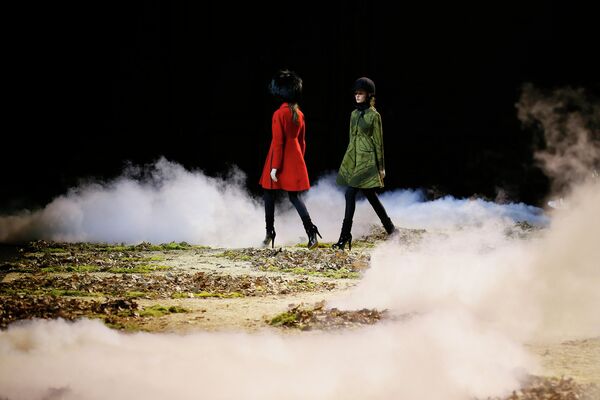 Модели во время показа Moncler Gamme Rouge на Неделе моды в Париже Модели во время показа Moncler Gamme Rouge на Неделе моды в Париже