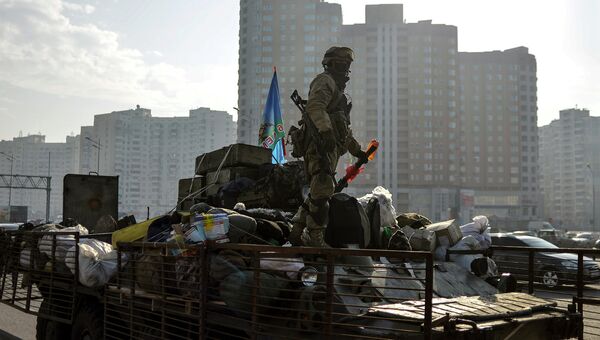 Украинский солдат стоит на БТР в Киеве. Архивное фото Украинский солдат стоит на БТР в Киеве. Архивное фото