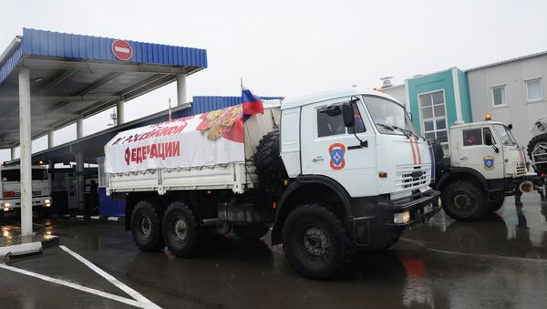 Колонна МЧС России с гуманитарной помощью для Донбасса на КПП Матвеев Курган в Ростовской области. Архивное фото Колонна МЧС России с гуманитарной помощью для Донбасса на КПП Матвеев Курган в Ростовской области. Архивное фото