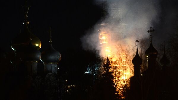 Пожар в Новодевичьем монастыре. Архивное фото Пожар в Новодевичьем монастыре. Архивное фото