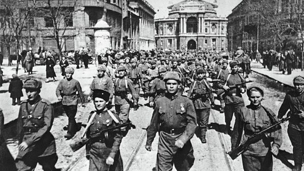 Советские войска вступают в освобожденную Одессу. 10 апреля 1944 года Советские войска вступают в освобожденную Одессу. 10 апреля 1944 года
