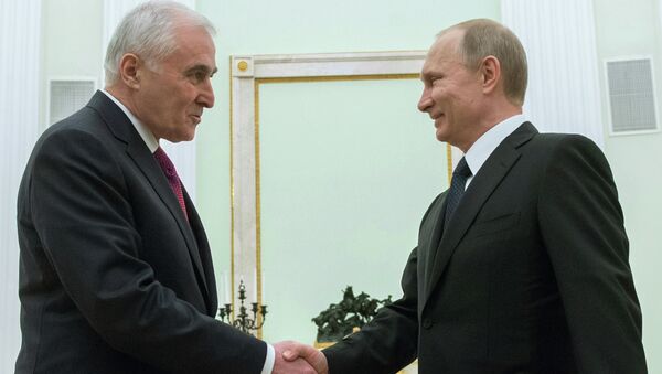 Рабочая встреча президента России В.Путина с президентом Республики Южная Осетия Л.Тибиловым. Архивное фото Рабочая встреча президента России В.Путина с президентом Республики Южная Осетия Л.Тибиловым. Архивное фото